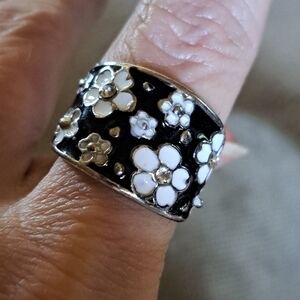 Vintage Cloisonne Dome Type Ring Enameled With Tiny Rhinestones Dasies 7.5